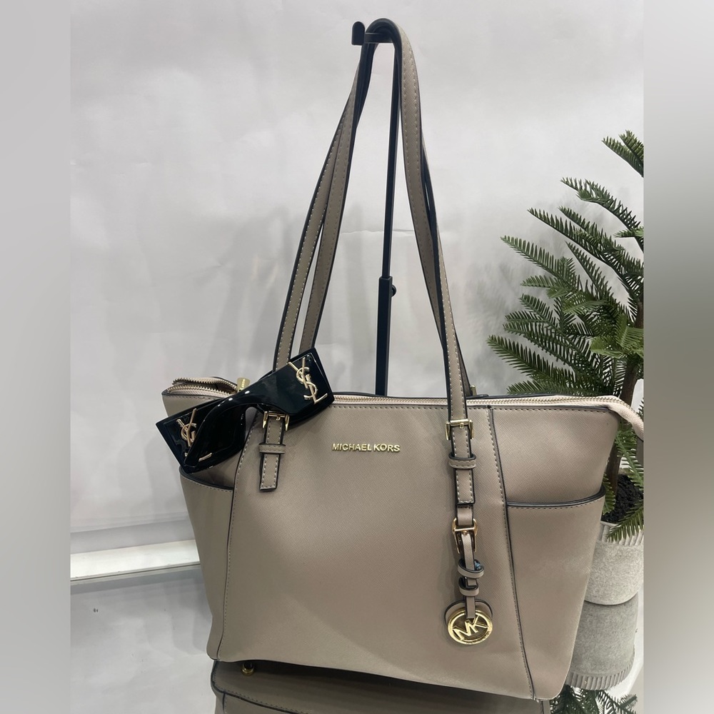 Michal Kors Leather Bag - Picture 5 of 13